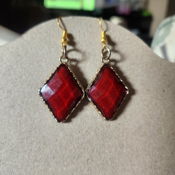 1.5" Gold Tone Hook Red Diamond Shape Dangle Earrings NWT Tony Alexander Jewelry - Picture 2 of 3